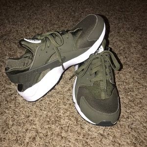 Men’s Olive Green Nike Air Huarache’s